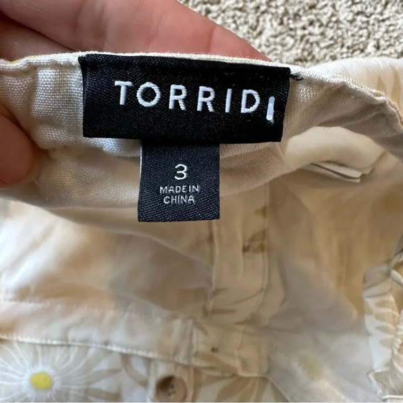 Torrid 3x Women's Tan Flower Sleeveless Blouse NWT - Picture 11 of 12